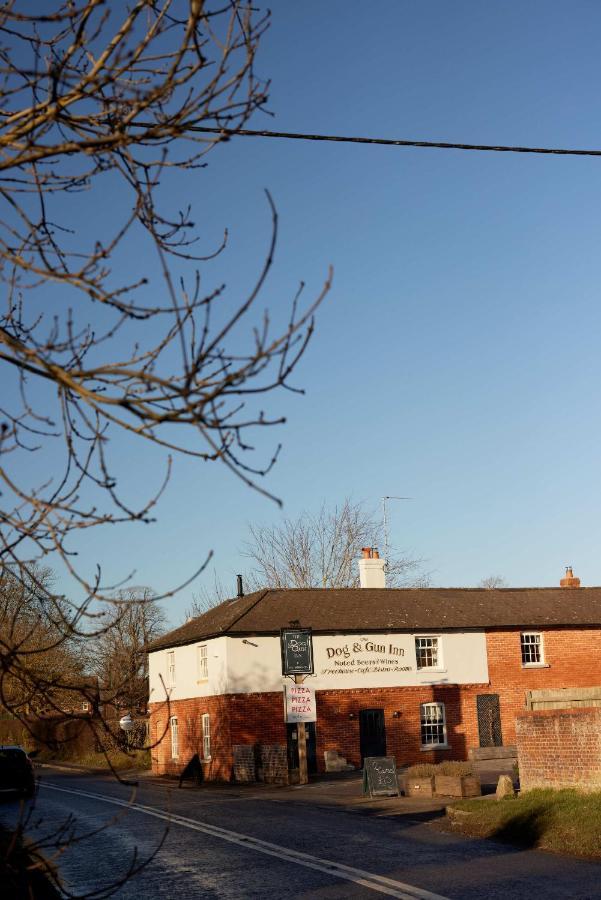 The Dog & Gun Inn Netheravon Exterior foto